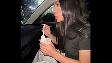 Mi amiga sexy se desnuda en público mostrando su grande culo y tocándose el coño bien Caliente